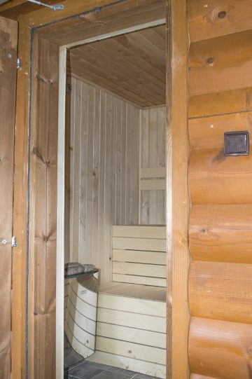Fínska sauna pohľad z vonku do vnútra na pec